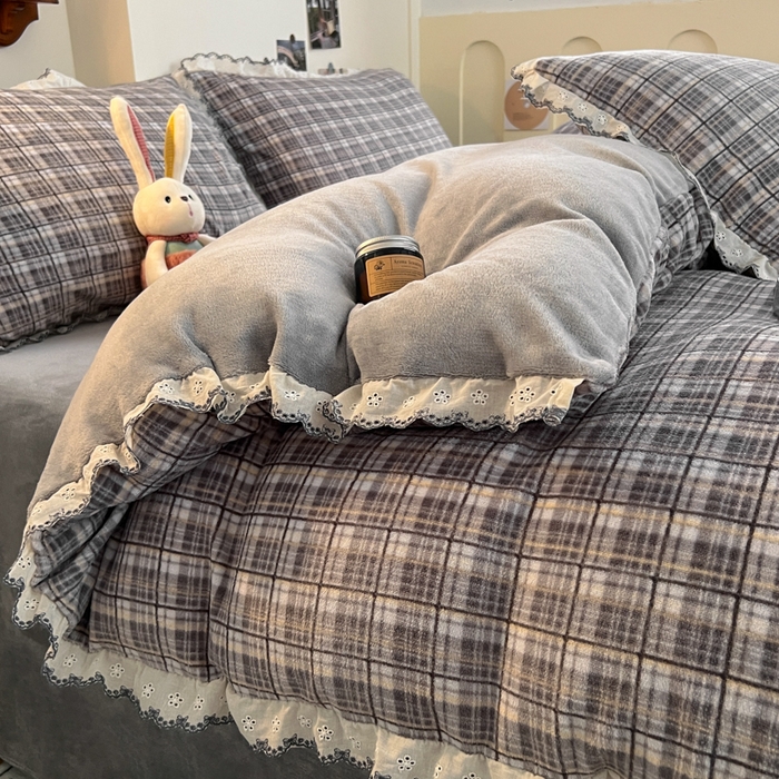 91家纺网 家纺一手货源 找家纺 妖妖家纺 2025新款加厚全棉花边牛奶绒格子四件套 银灰流光