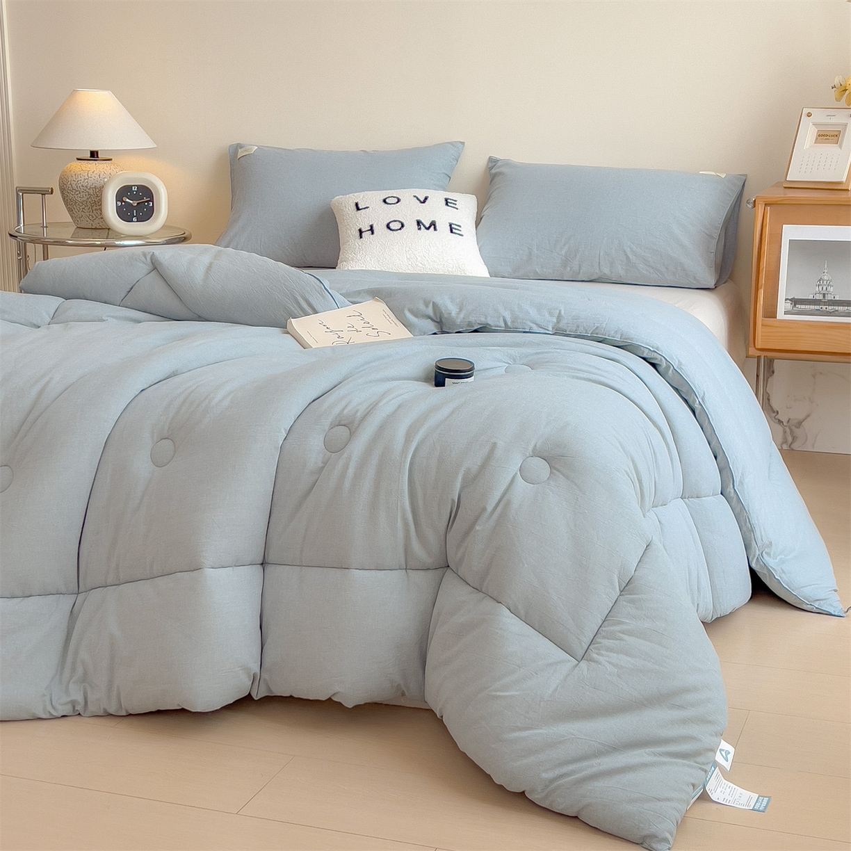 91家纺网 家纺一手货源 找家纺 梵克保罗 2025秋冬新款10A抗菌无印风冬被被子被芯 优雅蓝