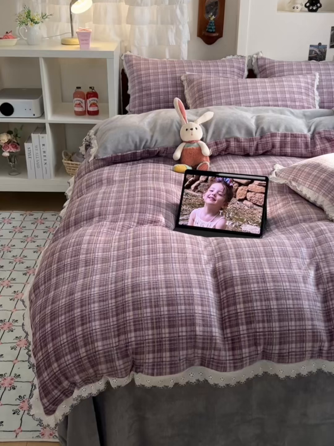 91家纺网 家纺一手货源 找家纺 妖妖家纺 2025新款加厚全棉花边牛奶绒格子四件套 鸢尾之约