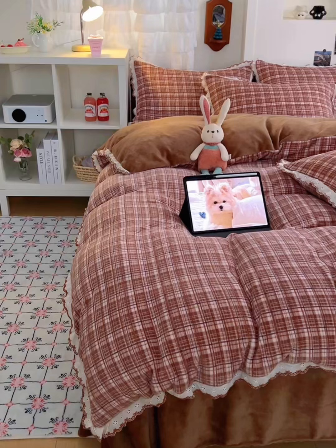 91家纺网 家纺一手货源 找家纺 妖妖家纺 2025新款加厚全棉花边牛奶绒格子四件套 焦糖松果