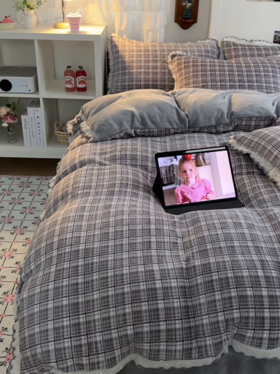 91家纺网 家纺一手货源 找家纺 妖妖家纺 2025新款加厚全棉花边牛奶绒格子四件套 银灰流光