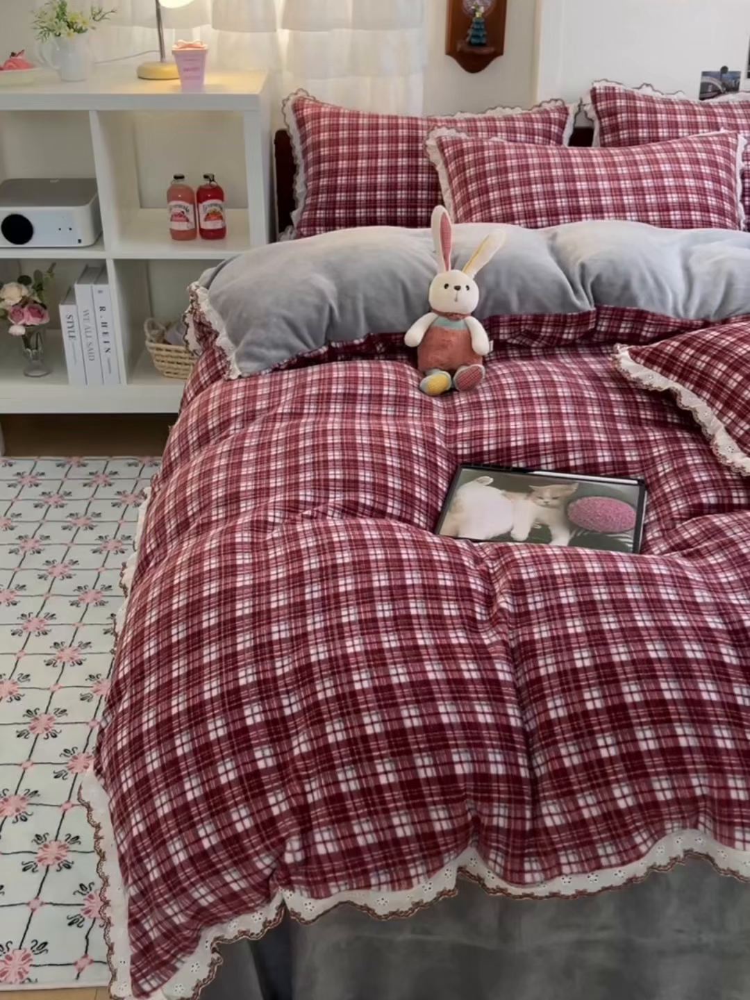 91家纺网 家纺一手货源 找家纺 妖妖家纺 2025新款加厚全棉花边牛奶绒格子四件套 醋莓浆果