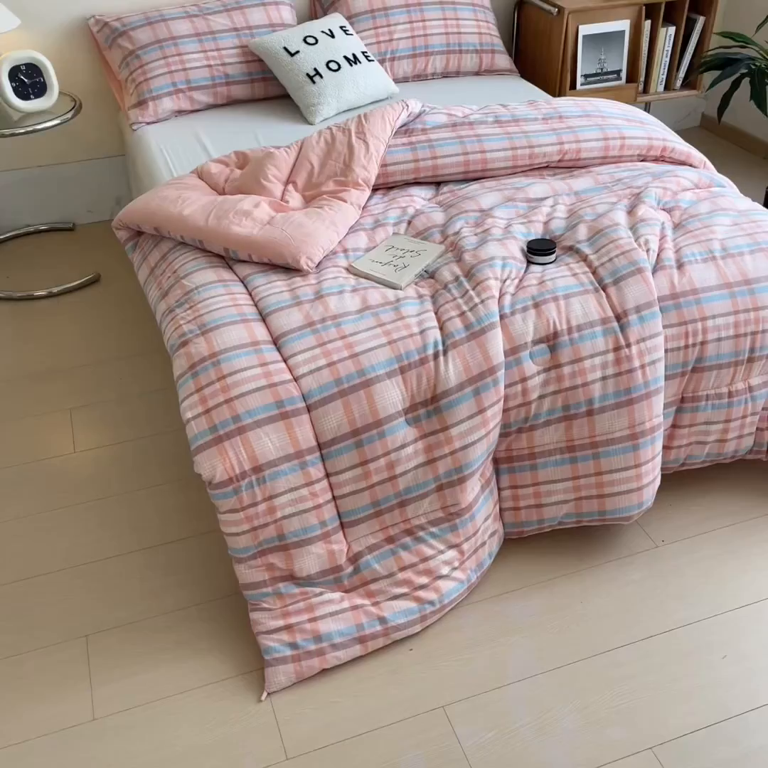 91家纺网 家纺一手货源 找家纺 梵克保罗 2025秋冬新款10A抗菌无印风冬被被子被芯 英伦粉