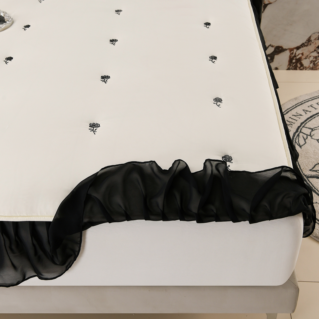 91家纺网 家纺一手货源 找家纺 云木里 2025新款A类水洗棉花边刺绣夹棉床笠 花边款玫瑰-米白