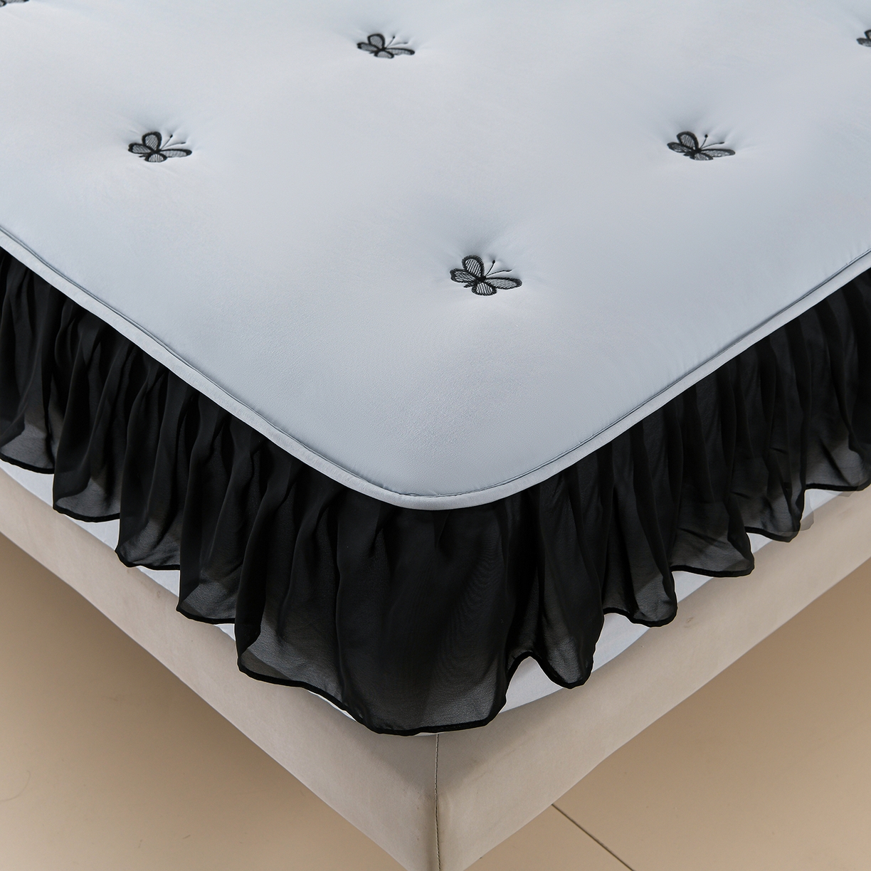 91家纺网 家纺一手货源 找家纺 云木里 2025新款A类水洗棉花边刺绣夹棉床笠 蝴蝶-蓝色