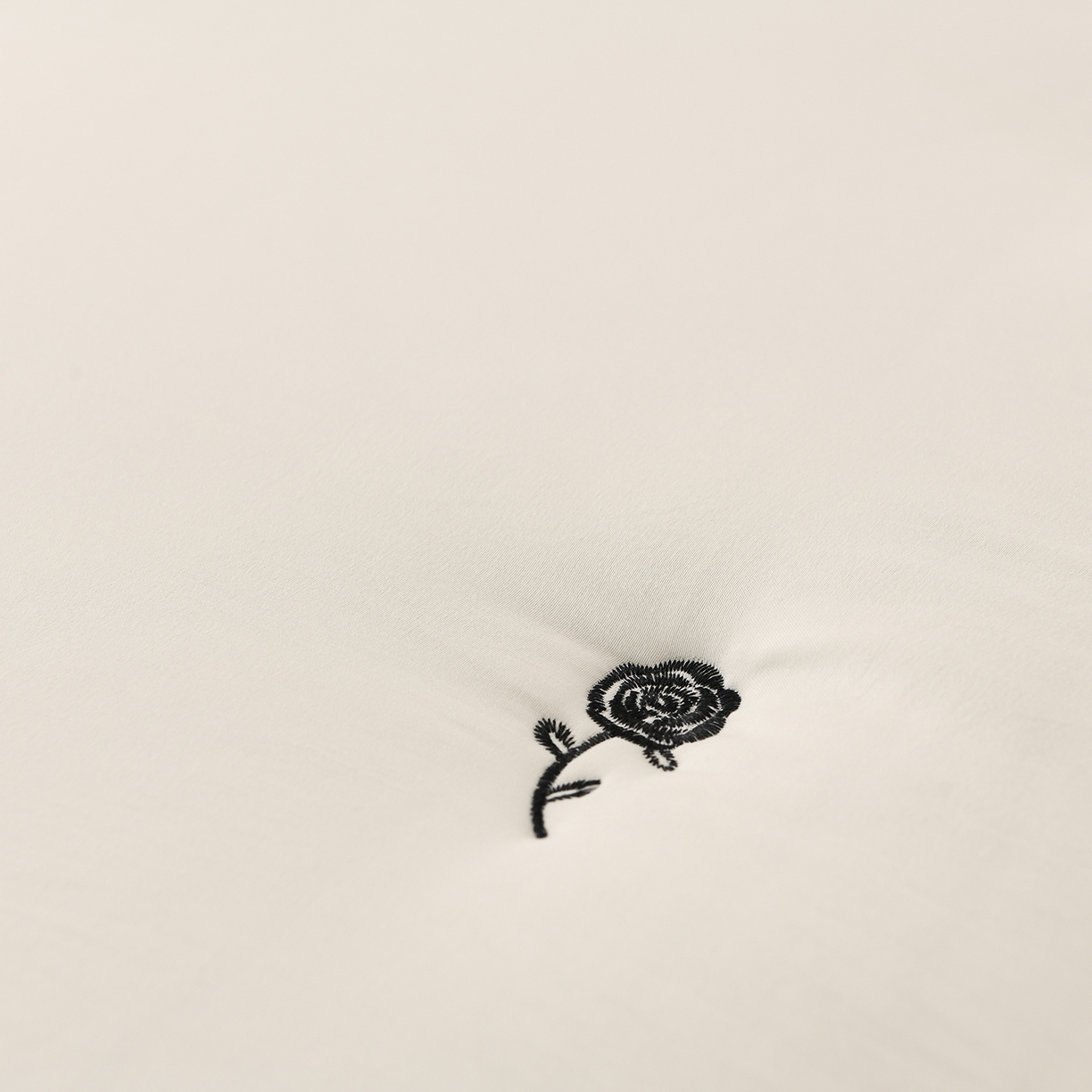 91家纺网 家纺一手货源 找家纺 云木里 2025新款A类水洗棉花边刺绣夹棉床笠 花边款玫瑰-米白