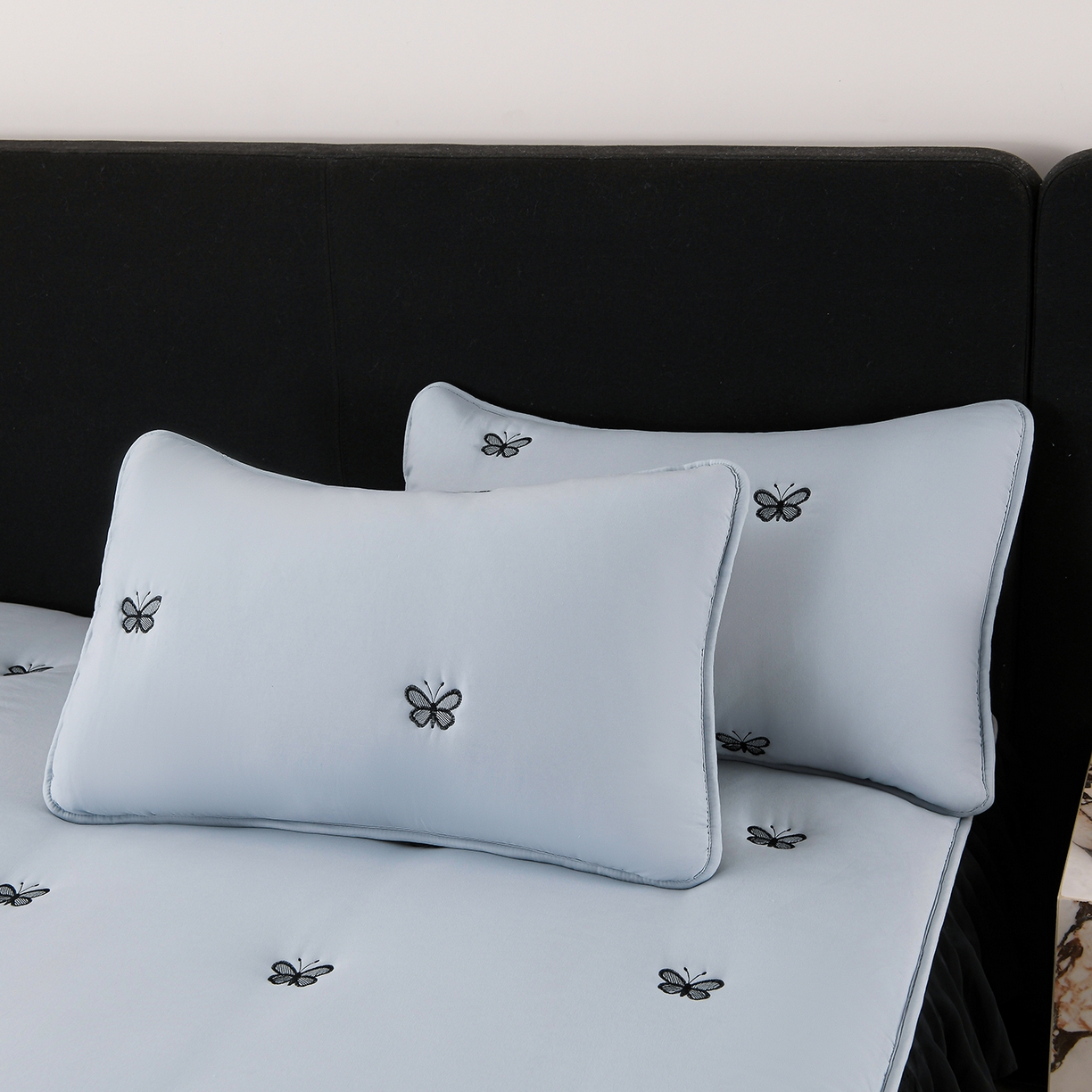 91家纺网 家纺一手货源 找家纺 云木里 2025新款A类水洗棉花边刺绣夹棉床笠 蝴蝶-蓝色