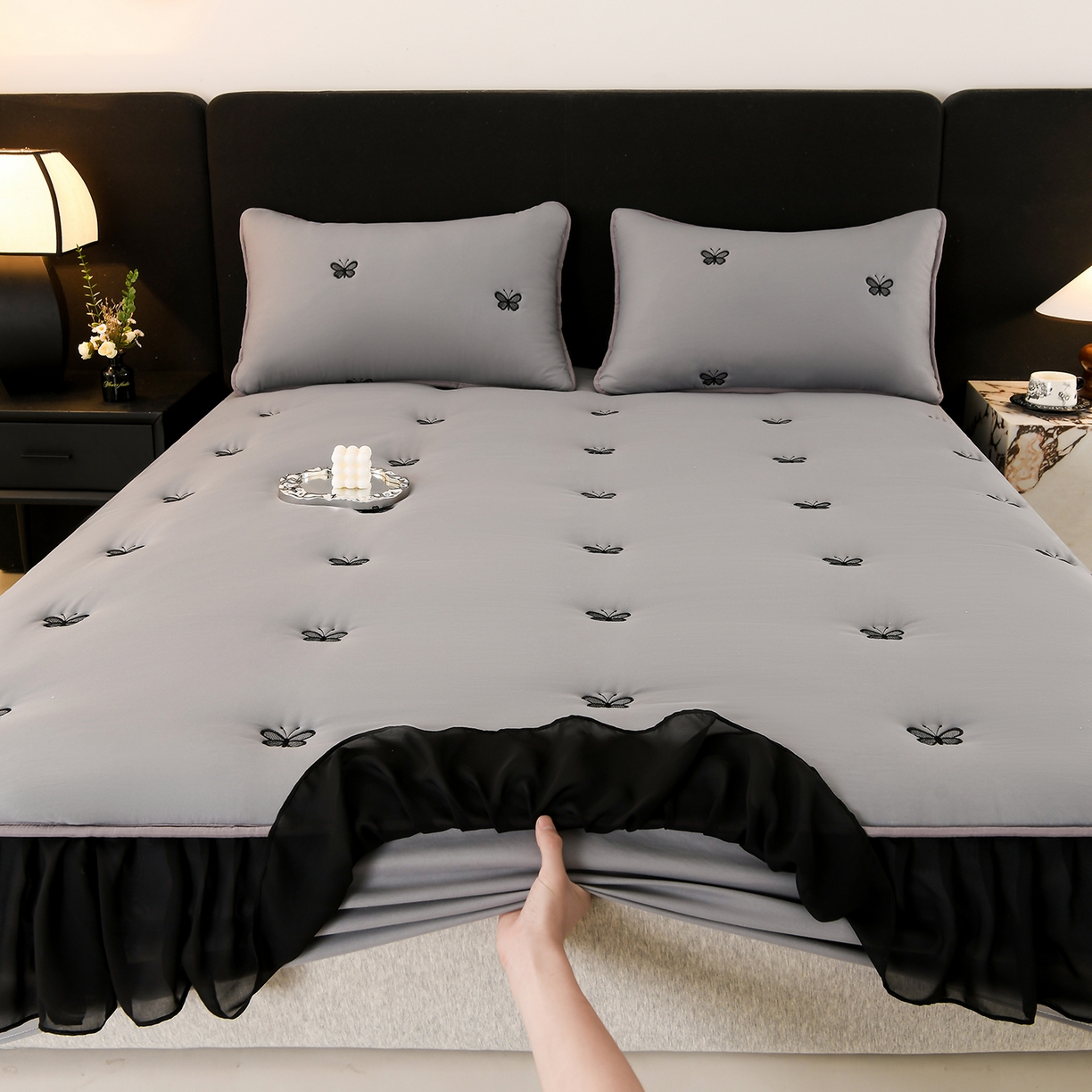 91家纺网 家纺一手货源 找家纺 云木里 2025新款A类水洗棉花边刺绣夹棉床笠 蝴蝶-深灰