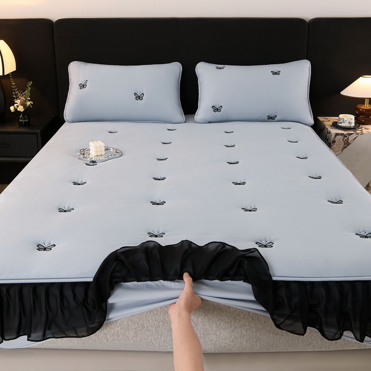 91家纺网 家纺一手货源 找家纺 云木里 2025新款A类水洗棉花边刺绣夹棉床笠 蝴蝶-蓝色