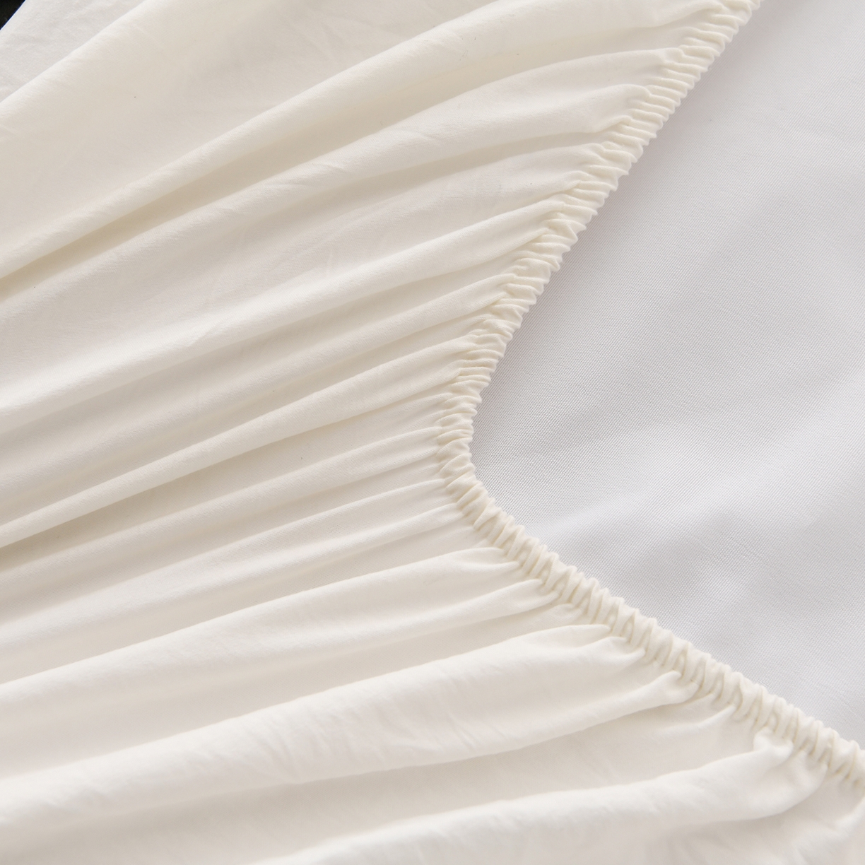 91家纺网 家纺一手货源 找家纺 云木里 2025新款A类水洗棉花边刺绣夹棉床笠 花边款玫瑰-米白