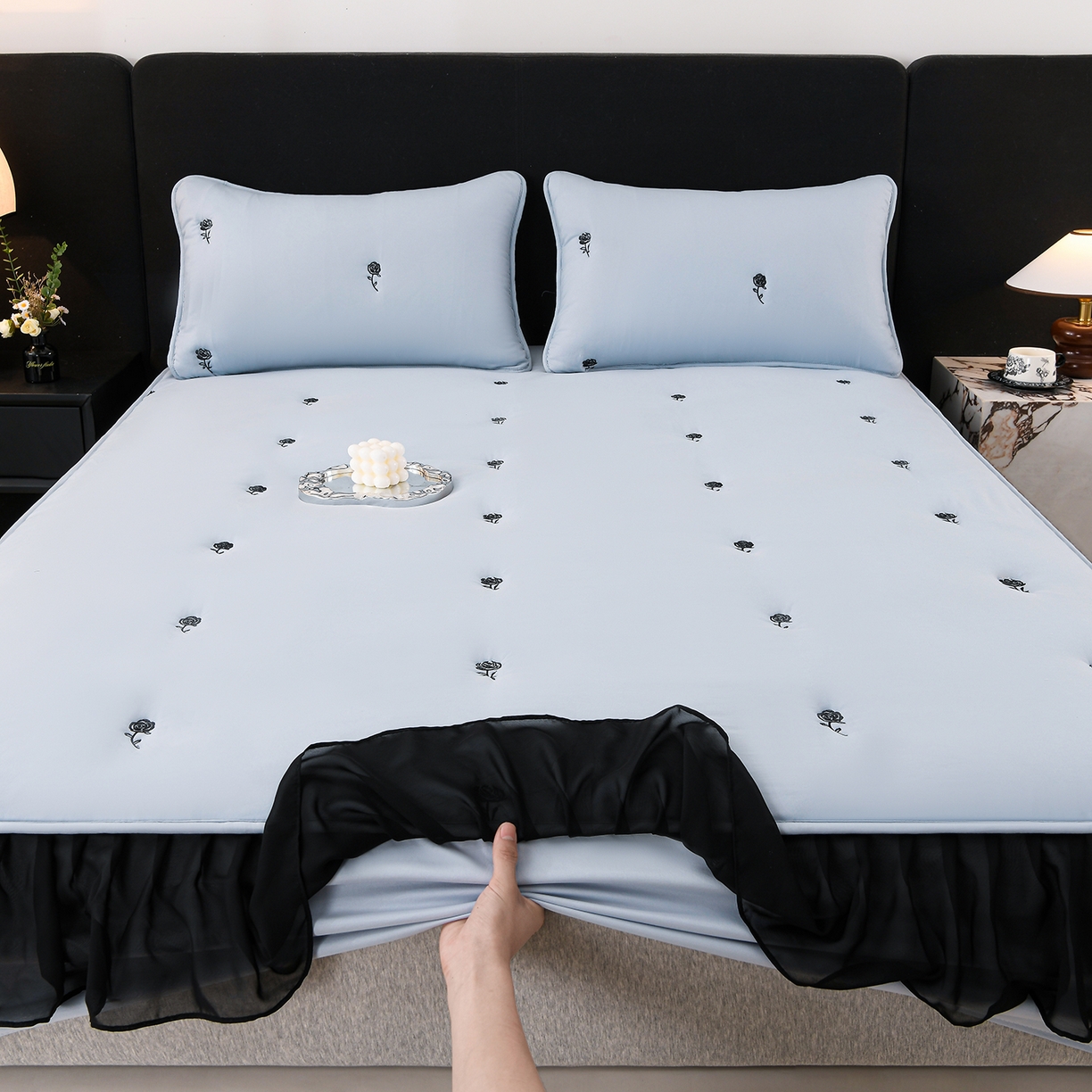 91家纺网 家纺一手货源 找家纺 云木里 2025新款A类水洗棉花边刺绣夹棉床笠 花边款玫瑰-蓝色