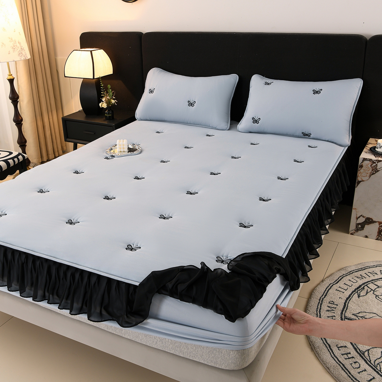 91家纺网 家纺一手货源 找家纺 云木里 2025新款A类水洗棉花边刺绣夹棉床笠 蝴蝶-蓝色