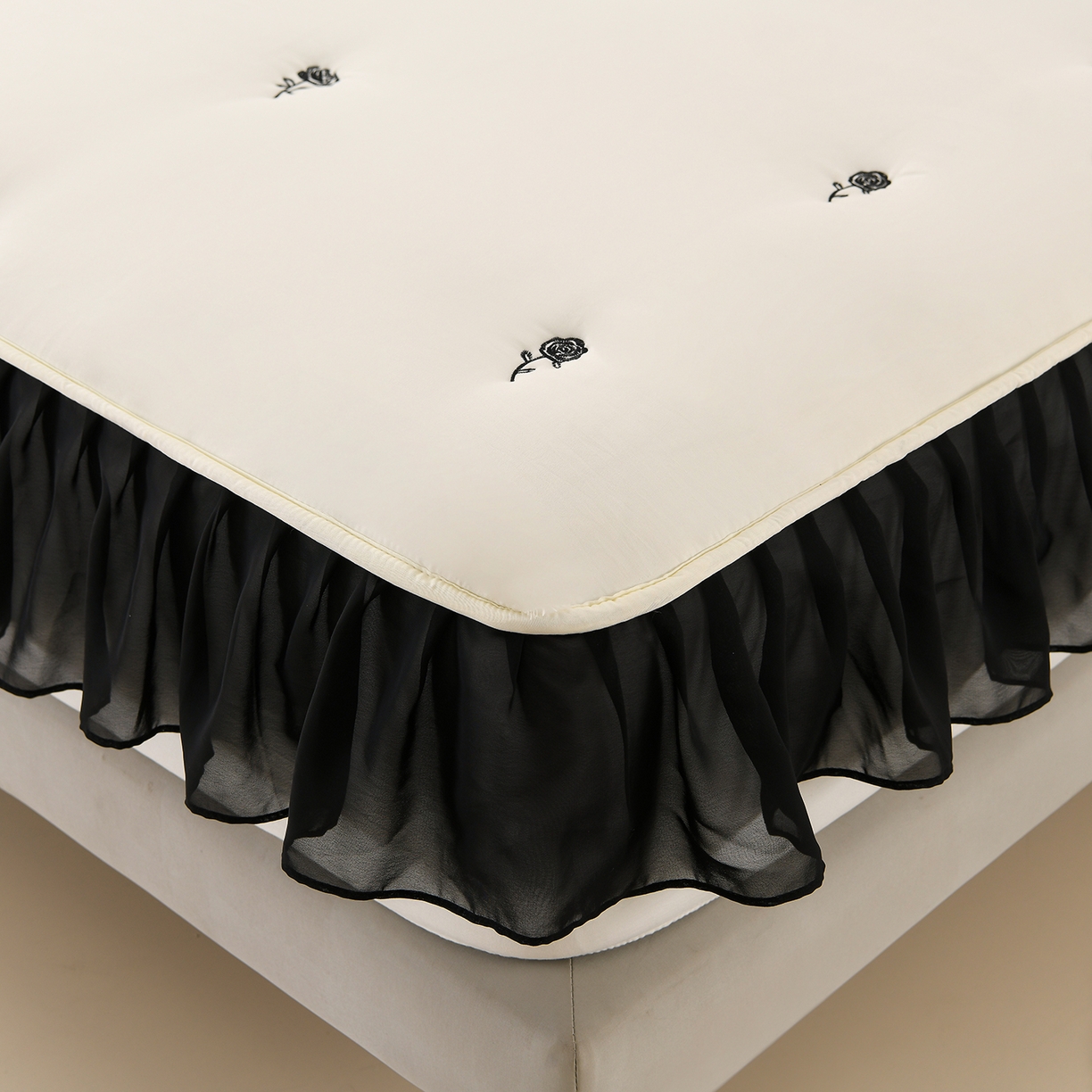 91家纺网 家纺一手货源 找家纺 云木里 2025新款A类水洗棉花边刺绣夹棉床笠 花边款玫瑰-米白