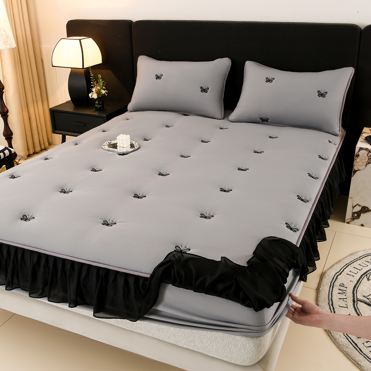 91家纺网 家纺一手货源 找家纺 云木里 2025新款A类水洗棉花边刺绣夹棉床笠 蝴蝶-深灰