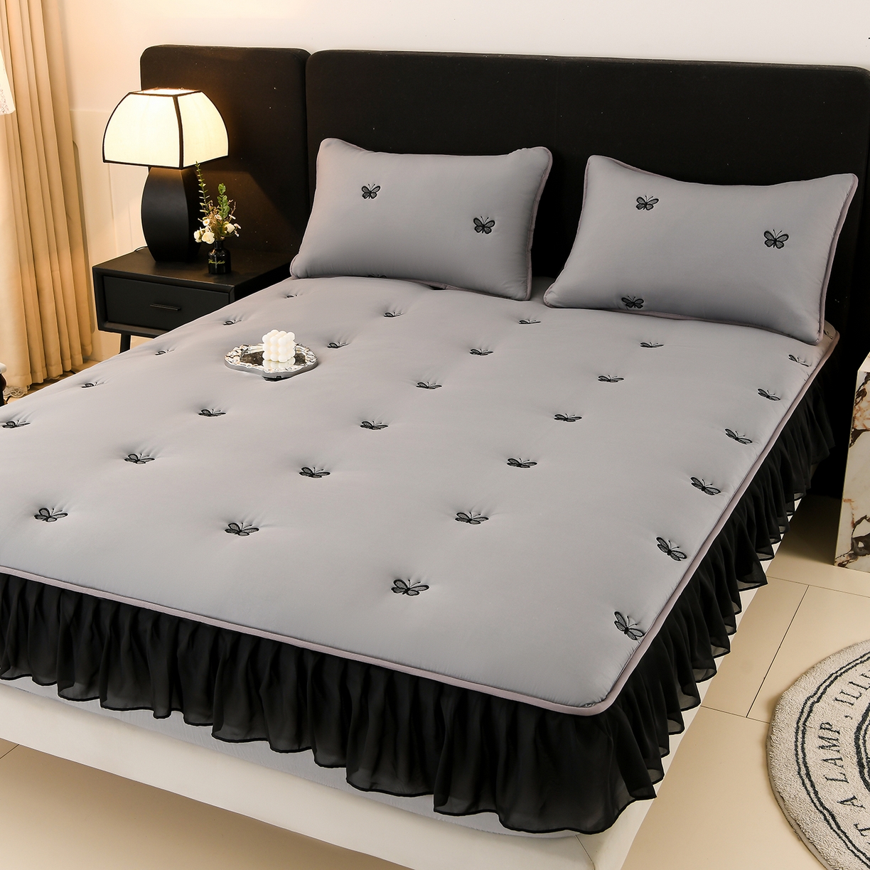 91家纺网 家纺一手货源 找家纺 云木里 2025新款A类水洗棉花边刺绣夹棉床笠 蝴蝶-深灰