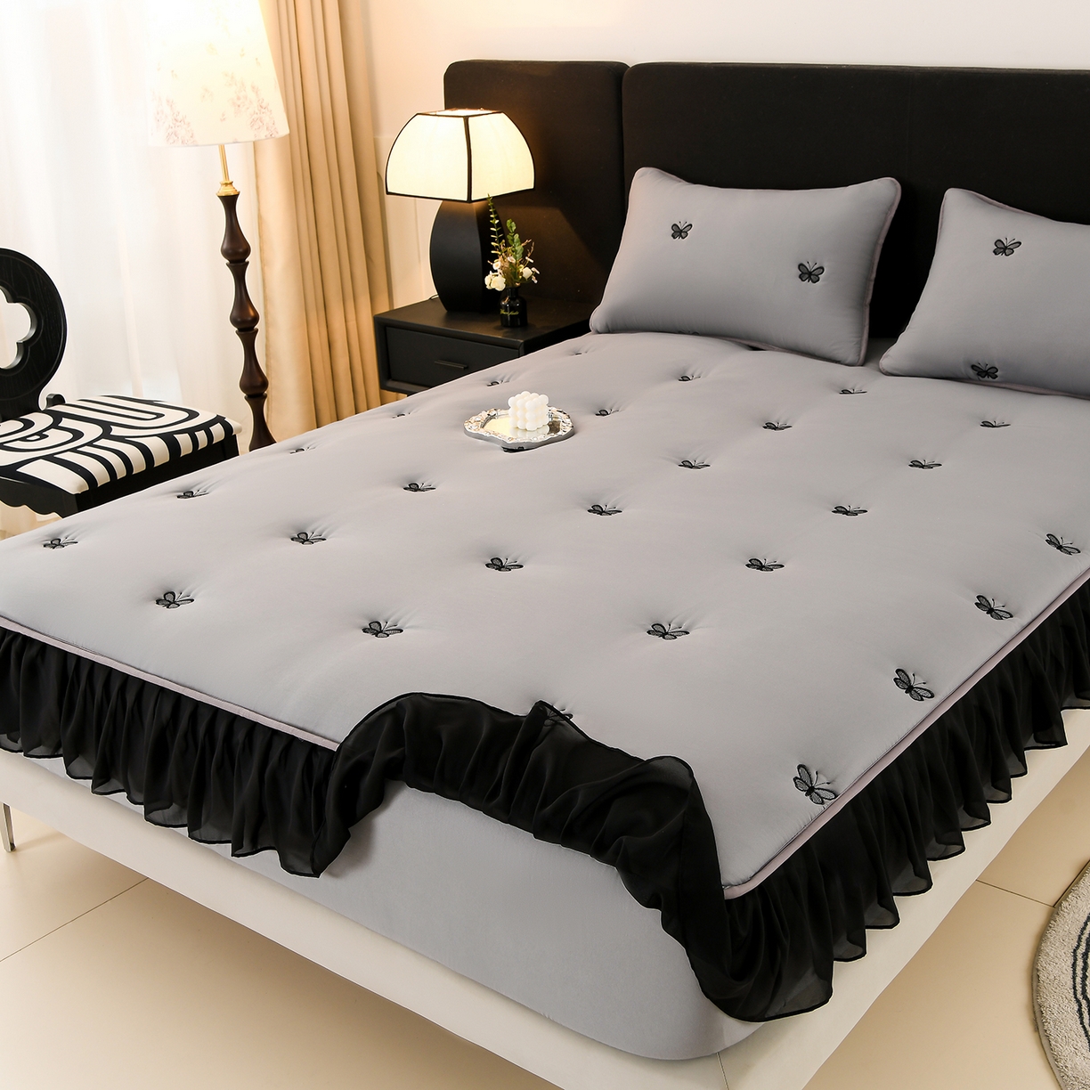 91家纺网 家纺一手货源 找家纺 云木里 2025新款A类水洗棉花边刺绣夹棉床笠 蝴蝶-深灰