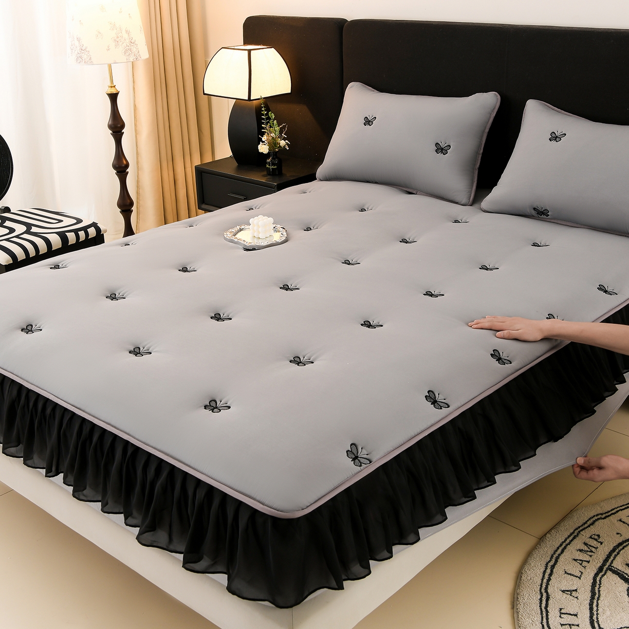 91家纺网 家纺一手货源 找家纺 云木里 2025新款A类水洗棉花边刺绣夹棉床笠 蝴蝶-深灰