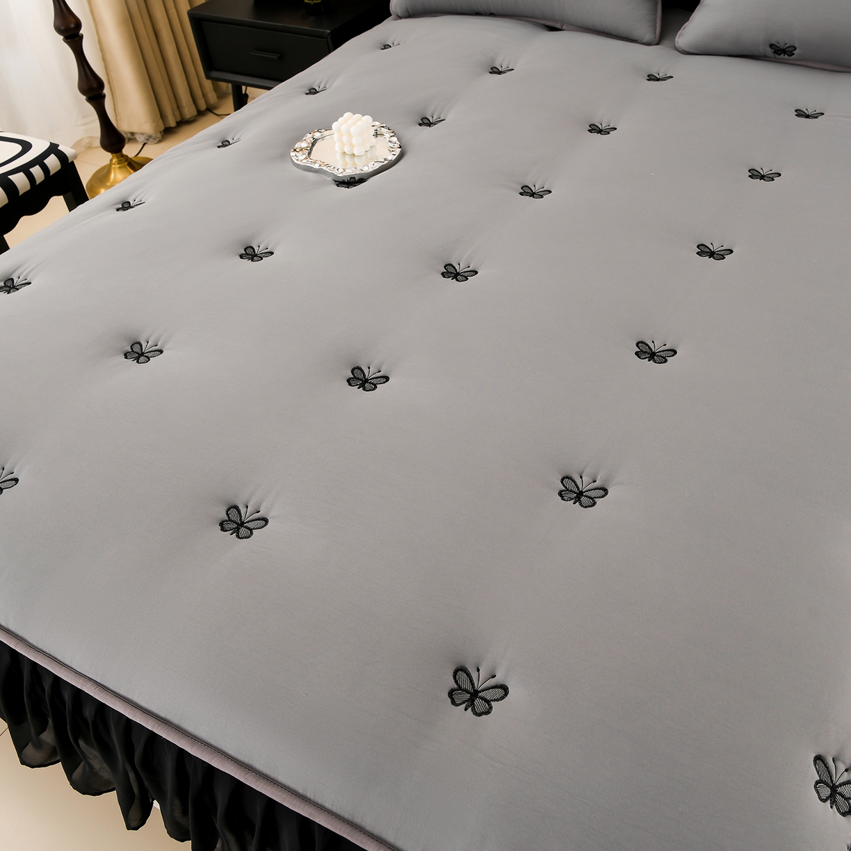 91家纺网 家纺一手货源 找家纺 云木里 2025新款A类水洗棉花边刺绣夹棉床笠 蝴蝶-深灰