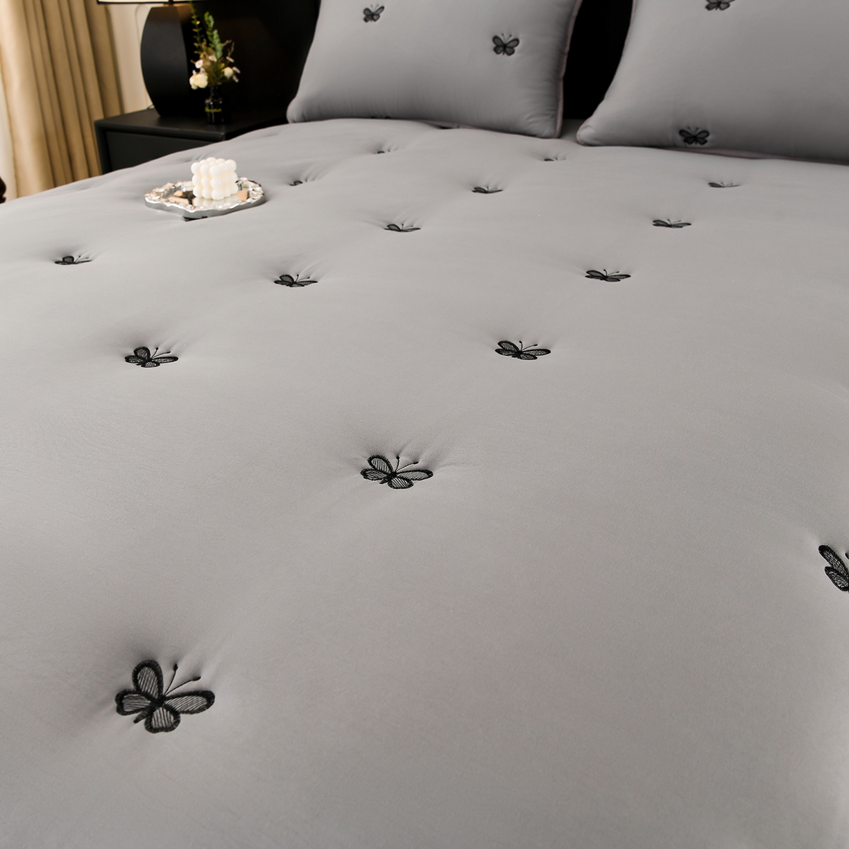 91家纺网 家纺一手货源 找家纺 云木里 2025新款A类水洗棉花边刺绣夹棉床笠 蝴蝶-深灰