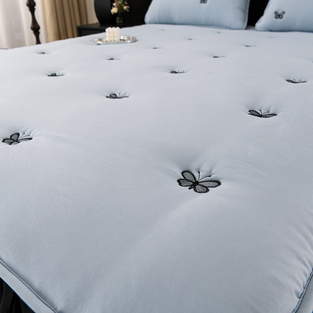 91家纺网 家纺一手货源 找家纺 云木里 2025新款A类水洗棉花边刺绣夹棉床笠 蝴蝶-蓝色