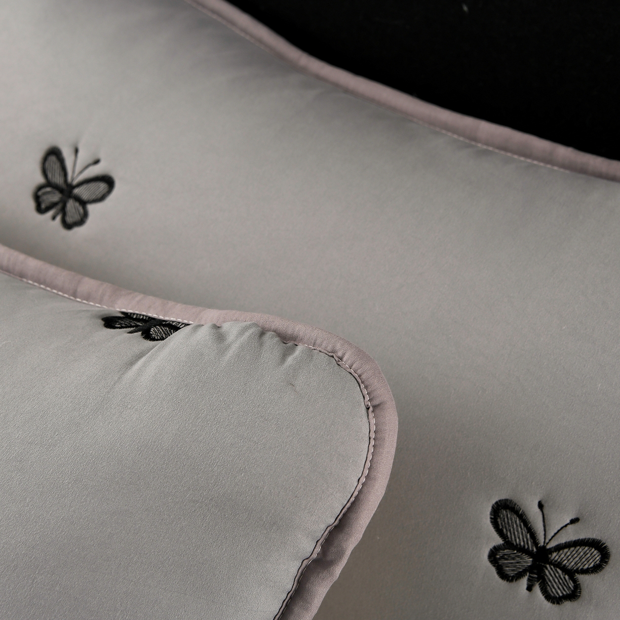 91家纺网 家纺一手货源 找家纺 云木里 2025新款A类水洗棉花边刺绣夹棉床笠 蝴蝶-深灰