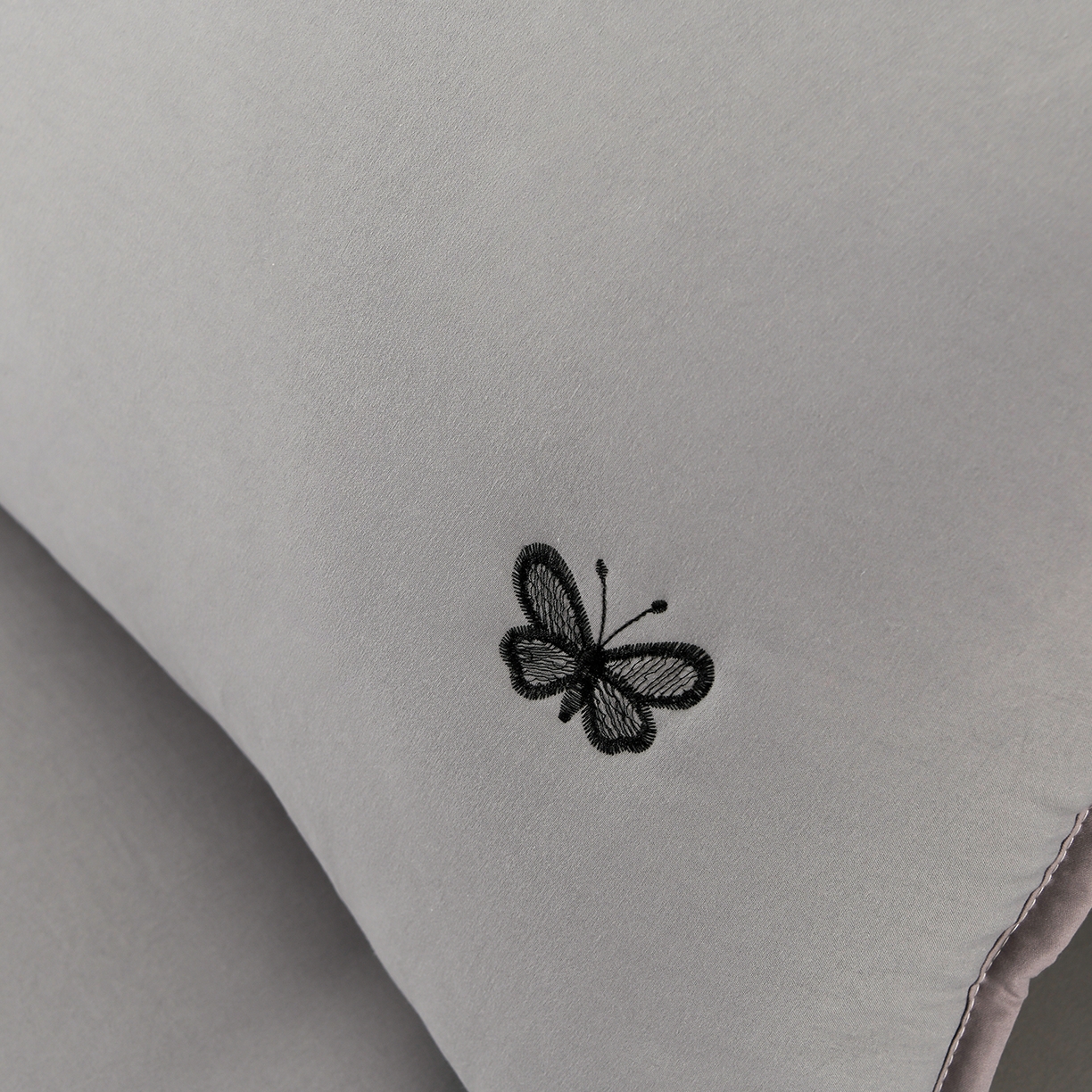 91家纺网 家纺一手货源 找家纺 云木里 2025新款A类水洗棉花边刺绣夹棉床笠 蝴蝶-深灰