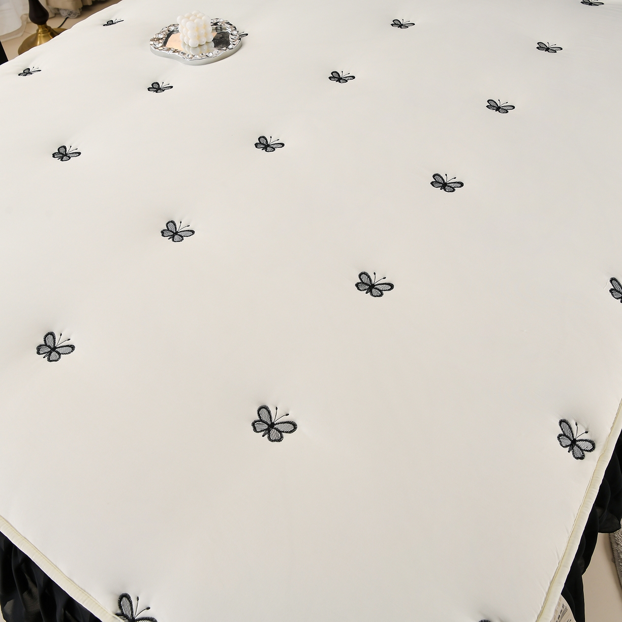 91家纺网 家纺一手货源 找家纺 云木里 2025新款A类水洗棉花边刺绣夹棉床笠 蝴蝶-米白