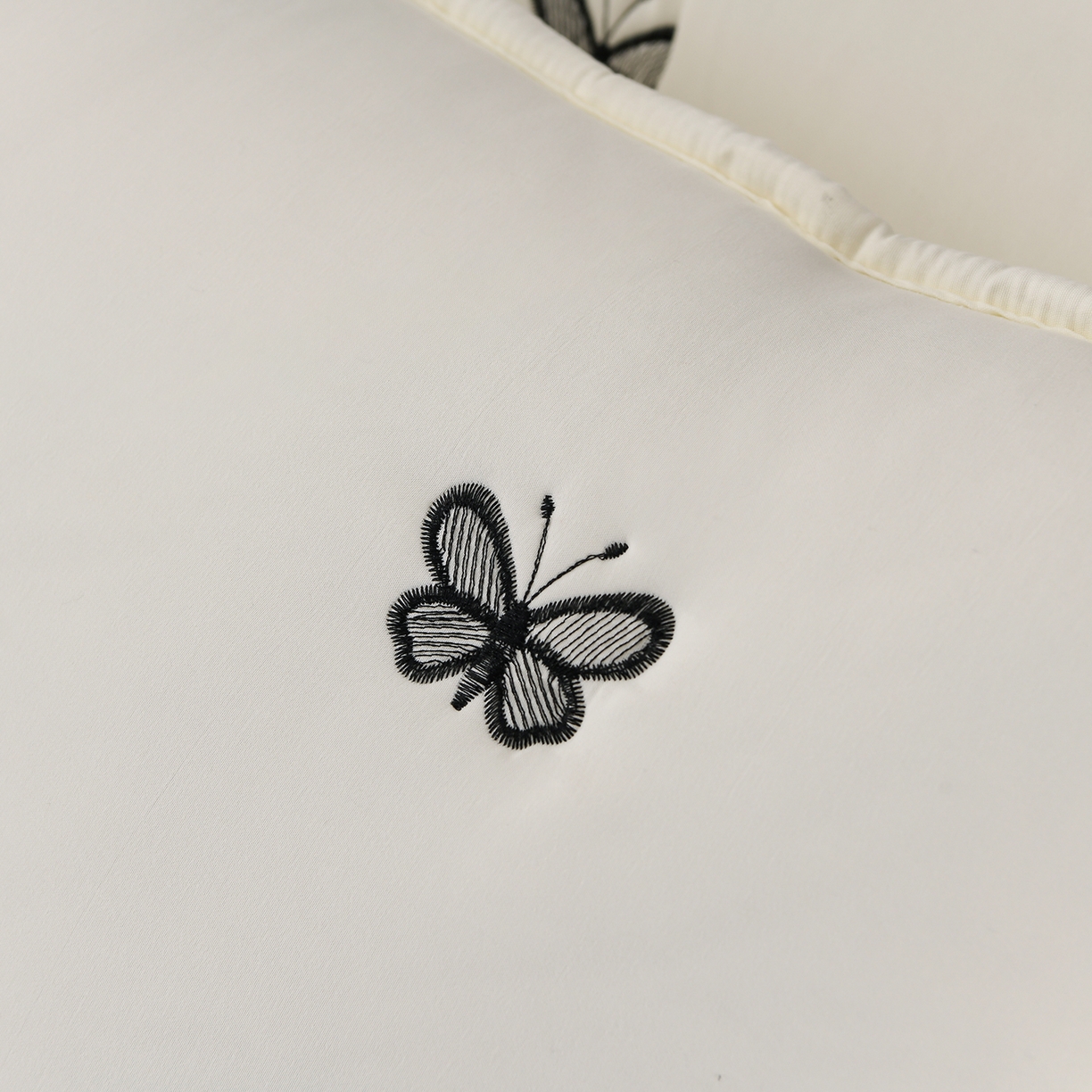 91家纺网 家纺一手货源 找家纺 云木里 2025新款A类水洗棉花边刺绣夹棉床笠 蝴蝶-米白