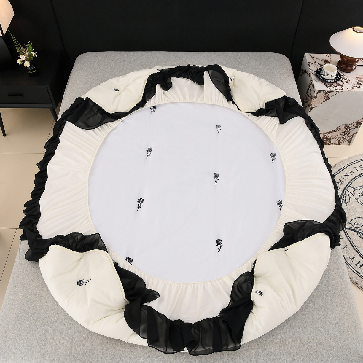 91家纺网 家纺一手货源 找家纺 云木里 2025新款A类水洗棉花边刺绣夹棉床笠 蝴蝶-米白