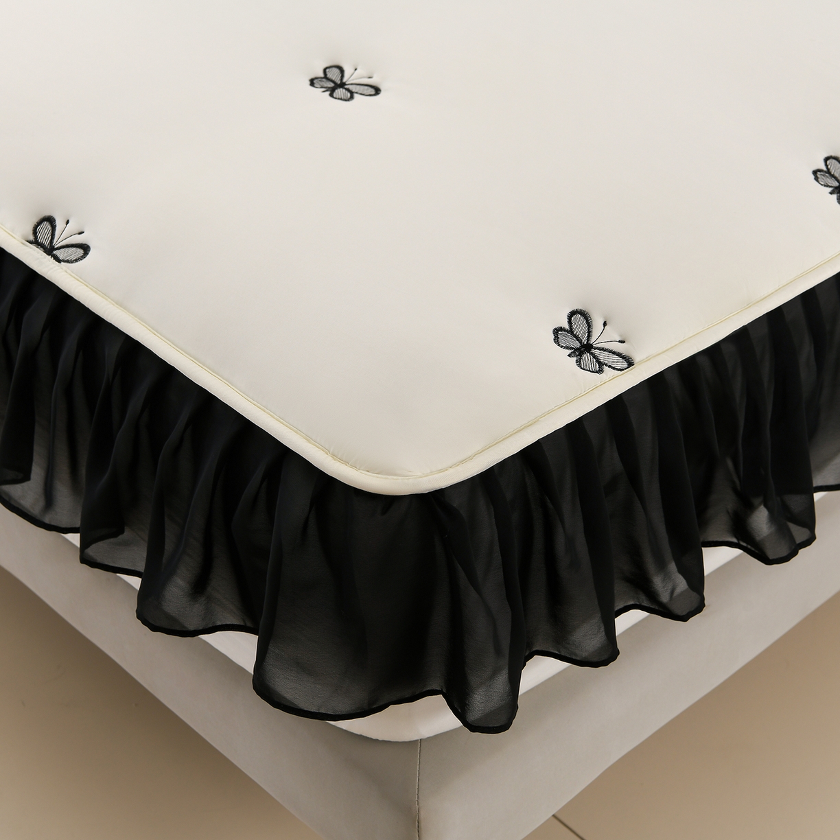 91家纺网 家纺一手货源 找家纺 云木里 2025新款A类水洗棉花边刺绣夹棉床笠 蝴蝶-米白