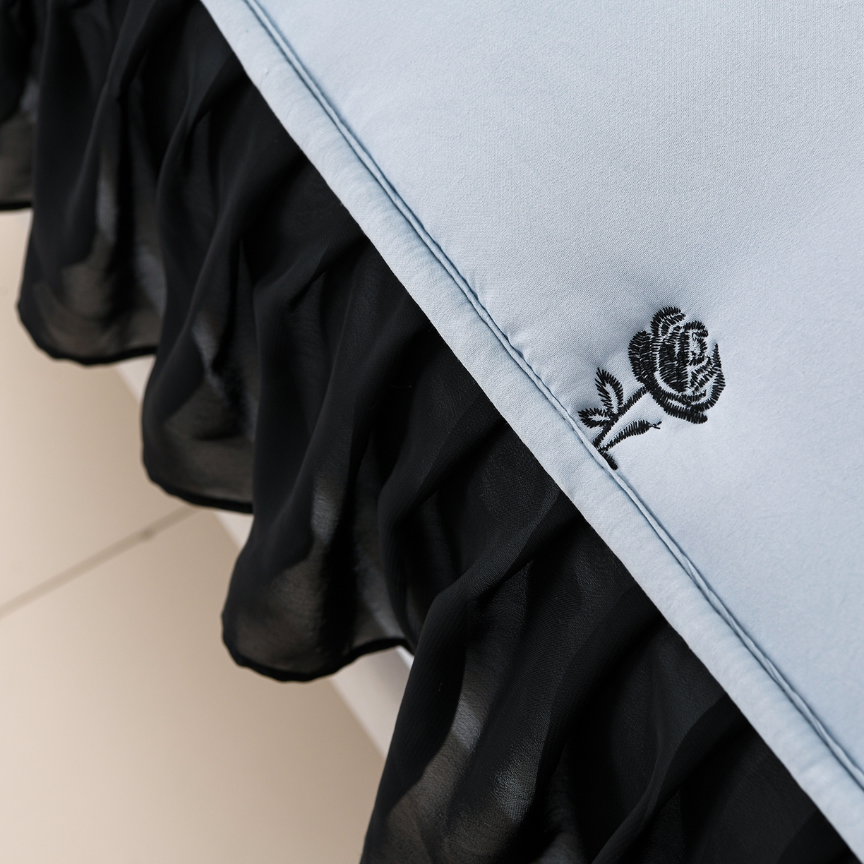 91家纺网 家纺一手货源 找家纺 云木里 2025新款A类水洗棉花边刺绣夹棉床笠 花边款玫瑰-蓝色