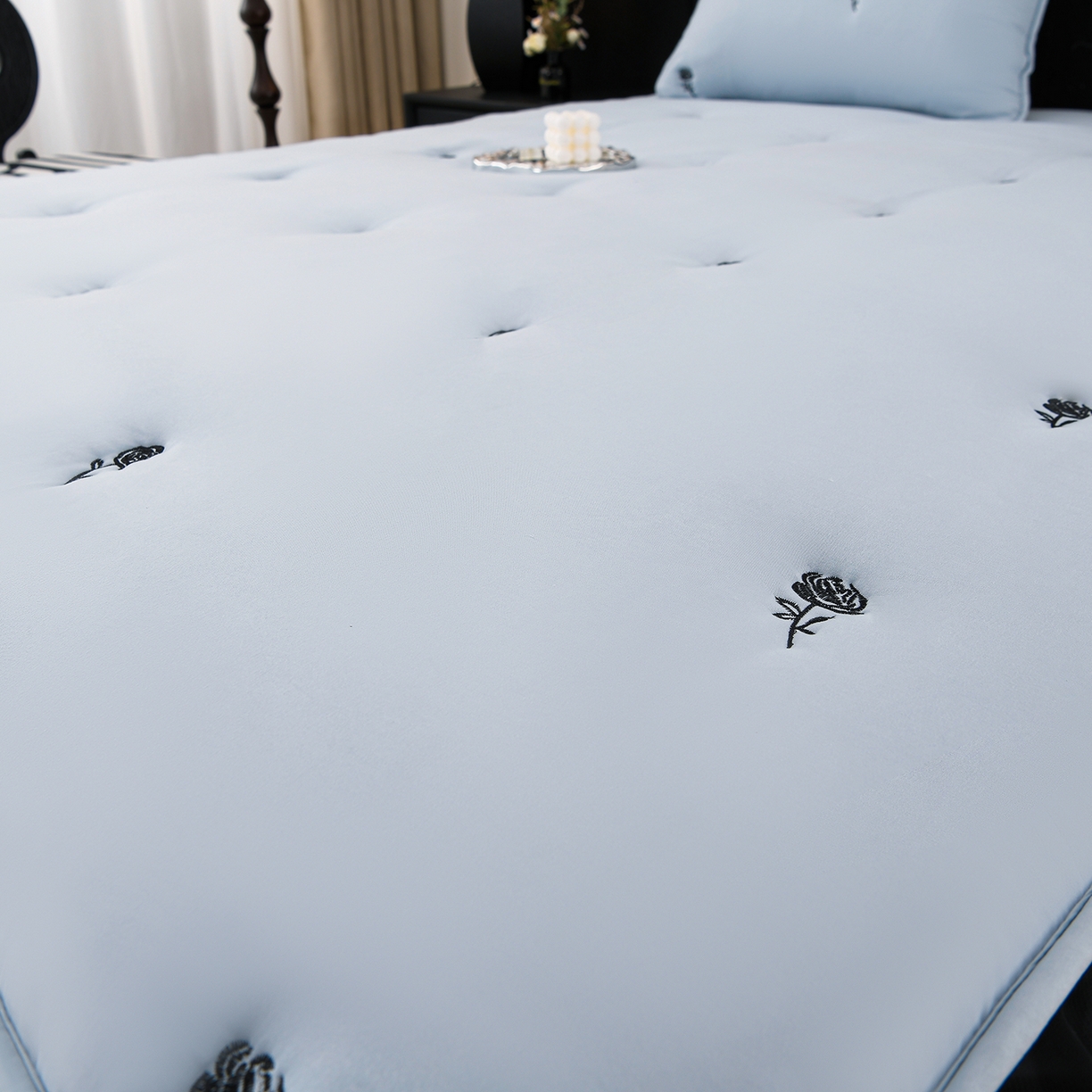 91家纺网 家纺一手货源 找家纺 云木里 2025新款A类水洗棉花边刺绣夹棉床笠 花边款玫瑰-蓝色