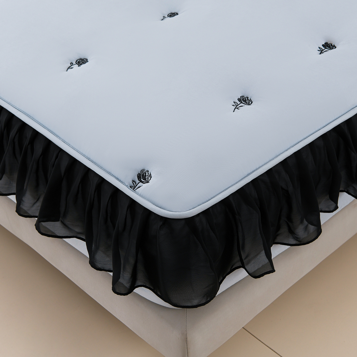 91家纺网 家纺一手货源 找家纺 云木里 2025新款A类水洗棉花边刺绣夹棉床笠 花边款玫瑰-蓝色