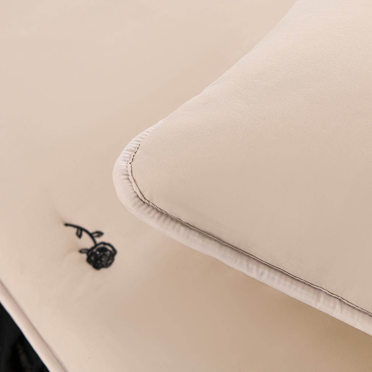 91家纺网 家纺一手货源 找家纺 云木里 2025新款A类水洗棉花边刺绣夹棉床笠 花边款玫瑰-卡其