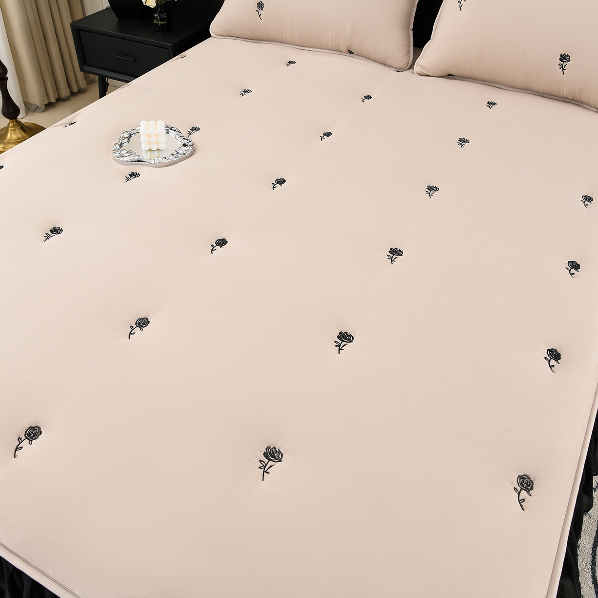 91家纺网 家纺一手货源 找家纺 云木里 2025新款A类水洗棉花边刺绣夹棉床笠 花边款玫瑰-卡其