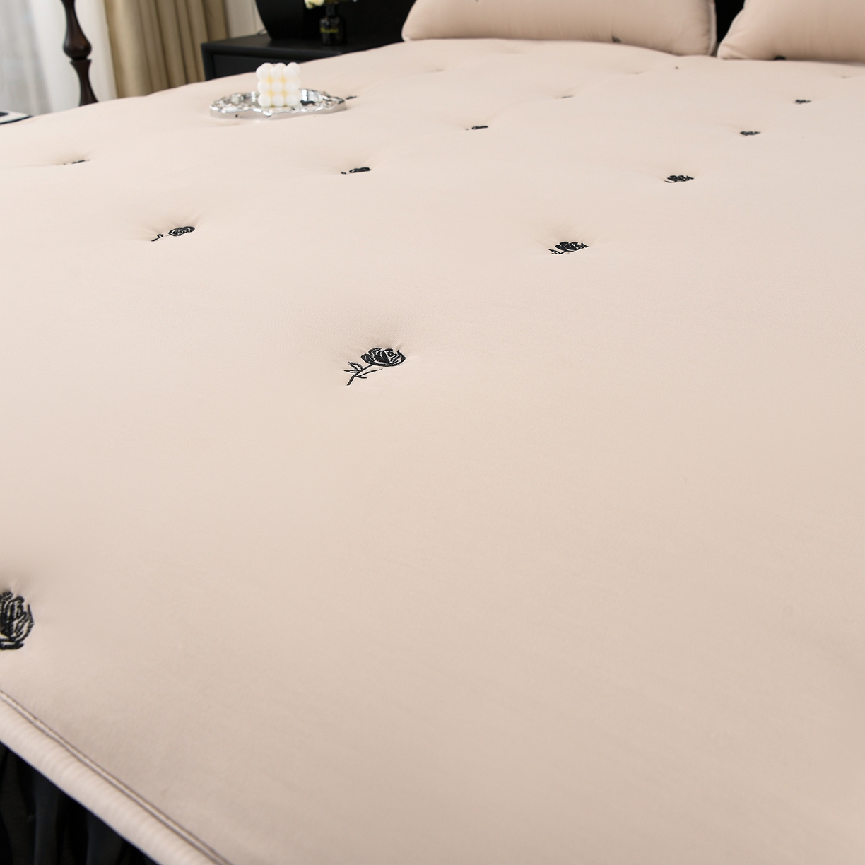 91家纺网 家纺一手货源 找家纺 云木里 2025新款A类水洗棉花边刺绣夹棉床笠 花边款玫瑰-卡其