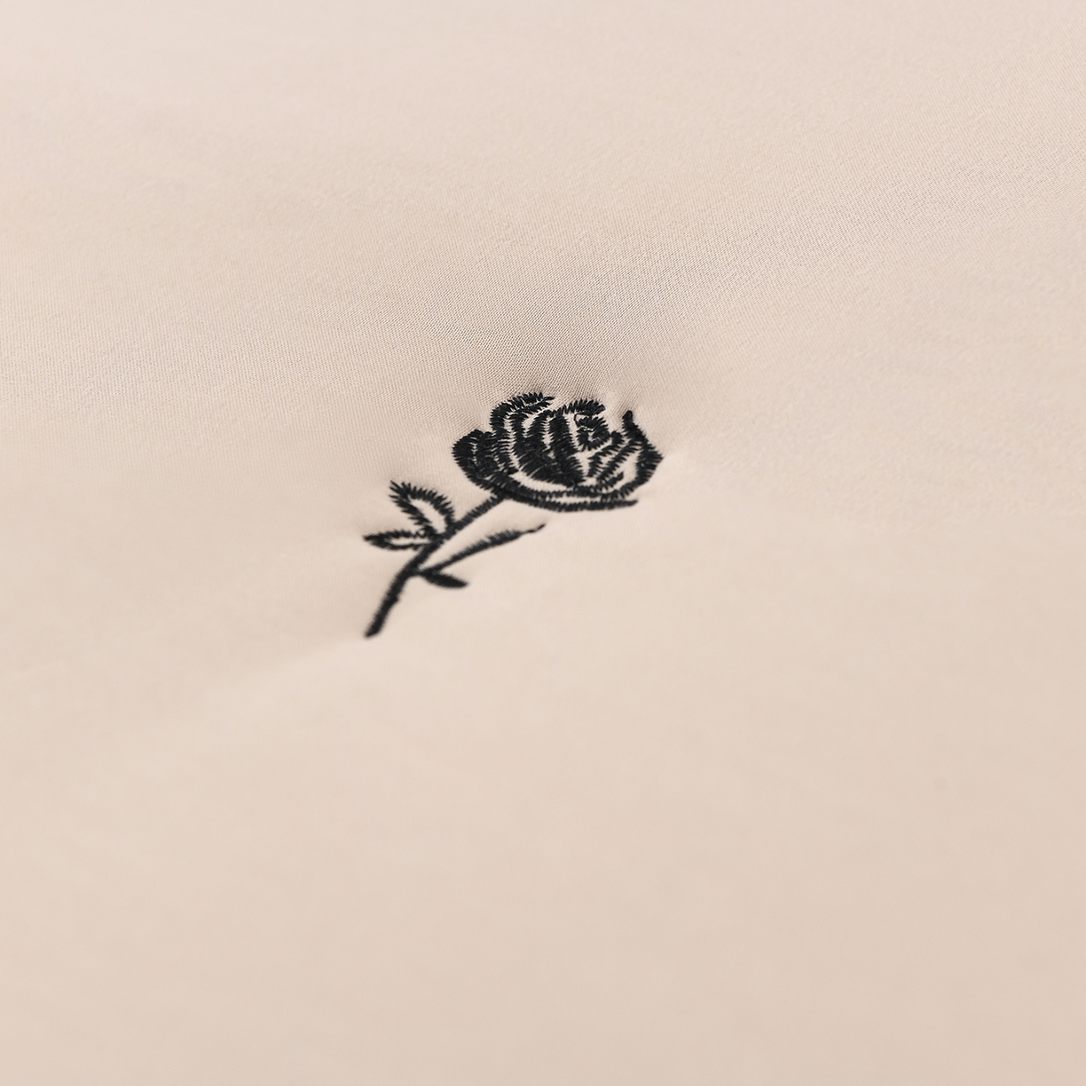 91家纺网 家纺一手货源 找家纺 云木里 2025新款A类水洗棉花边刺绣夹棉床笠 花边款玫瑰-卡其