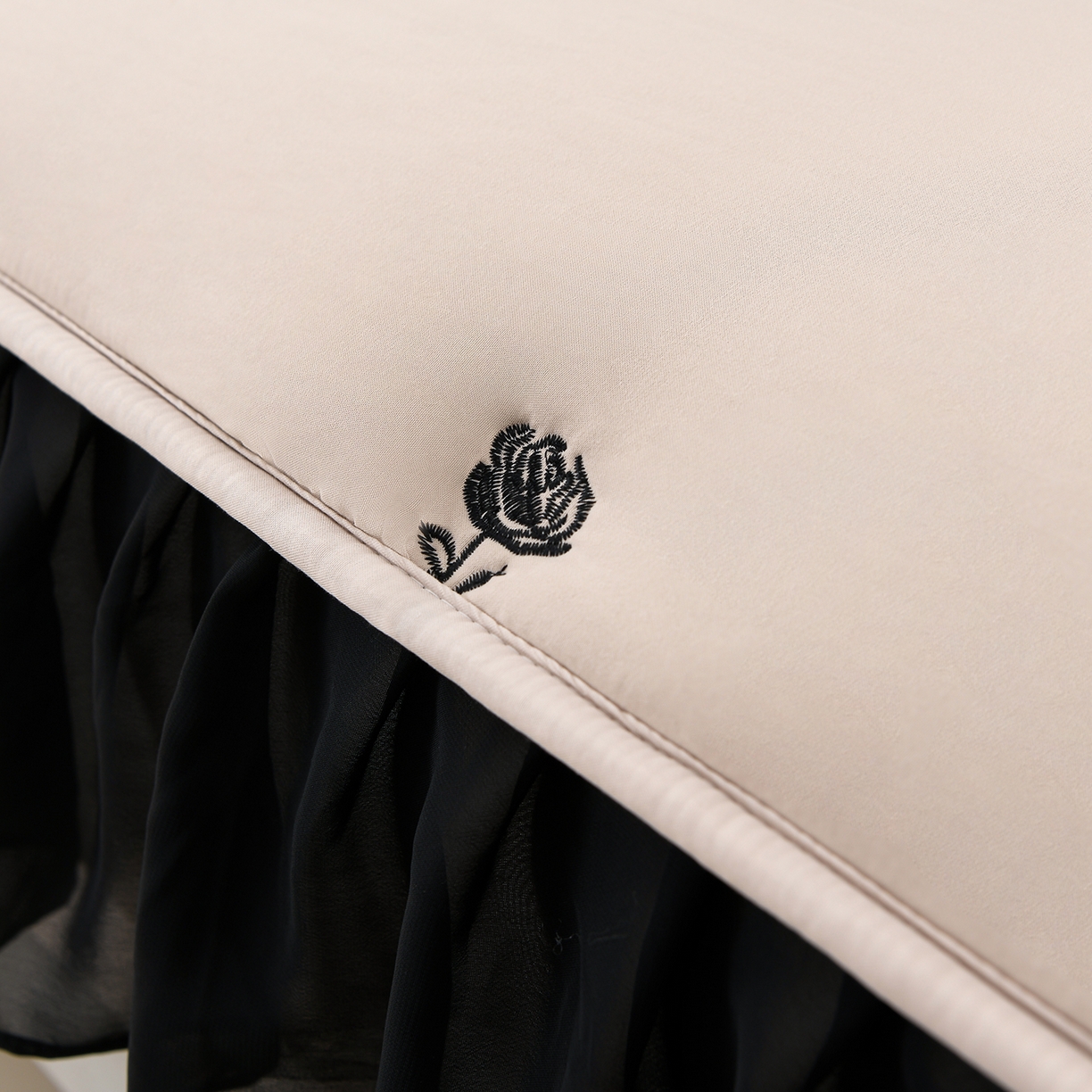 91家纺网 家纺一手货源 找家纺 云木里 2025新款A类水洗棉花边刺绣夹棉床笠 花边款玫瑰-卡其