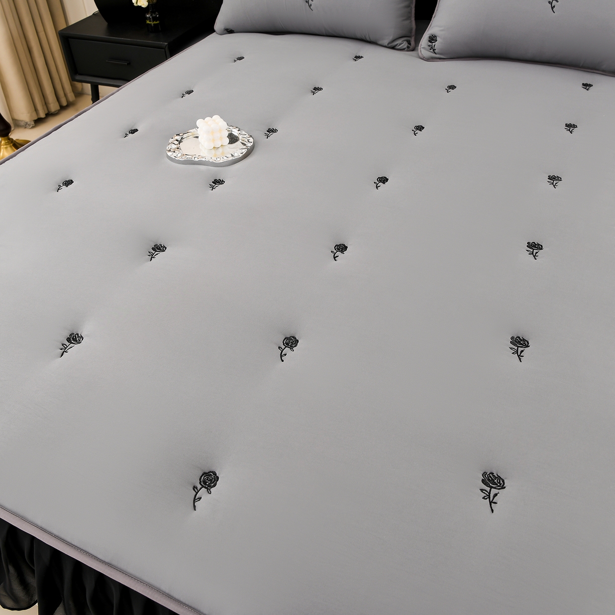 91家纺网 家纺一手货源 找家纺 云木里 2025新款A类水洗棉花边刺绣夹棉床笠 花边款玫瑰-深灰