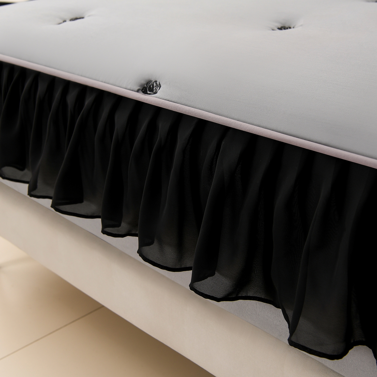 91家纺网 家纺一手货源 找家纺 云木里 2025新款A类水洗棉花边刺绣夹棉床笠 花边款玫瑰-深灰