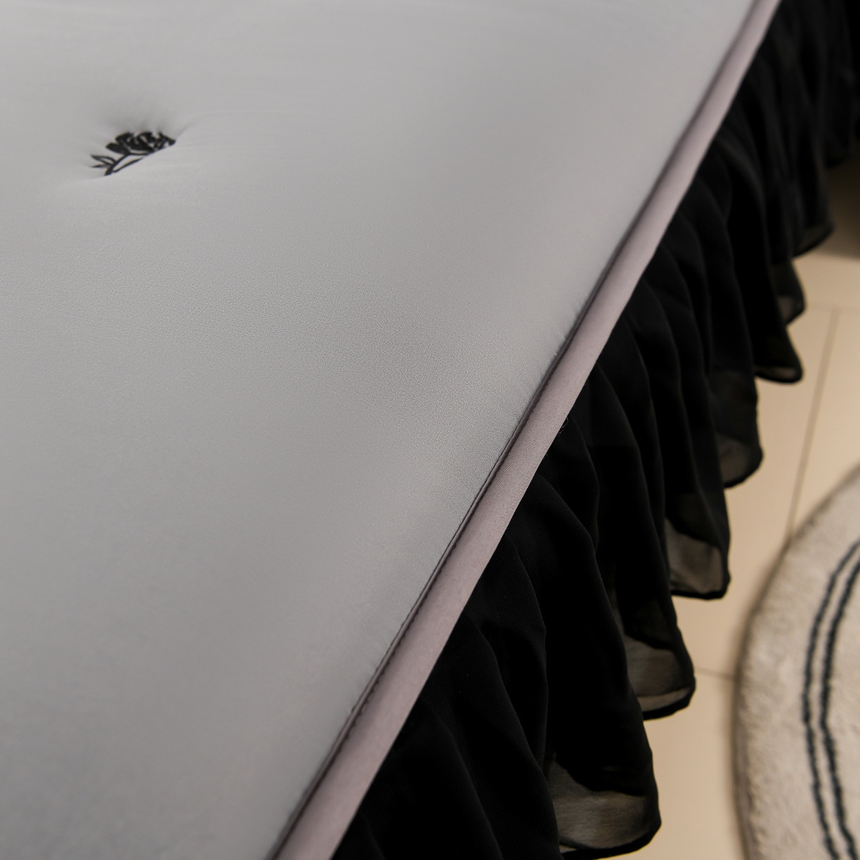 91家纺网 家纺一手货源 找家纺 云木里 2025新款A类水洗棉花边刺绣夹棉床笠 花边款玫瑰-深灰