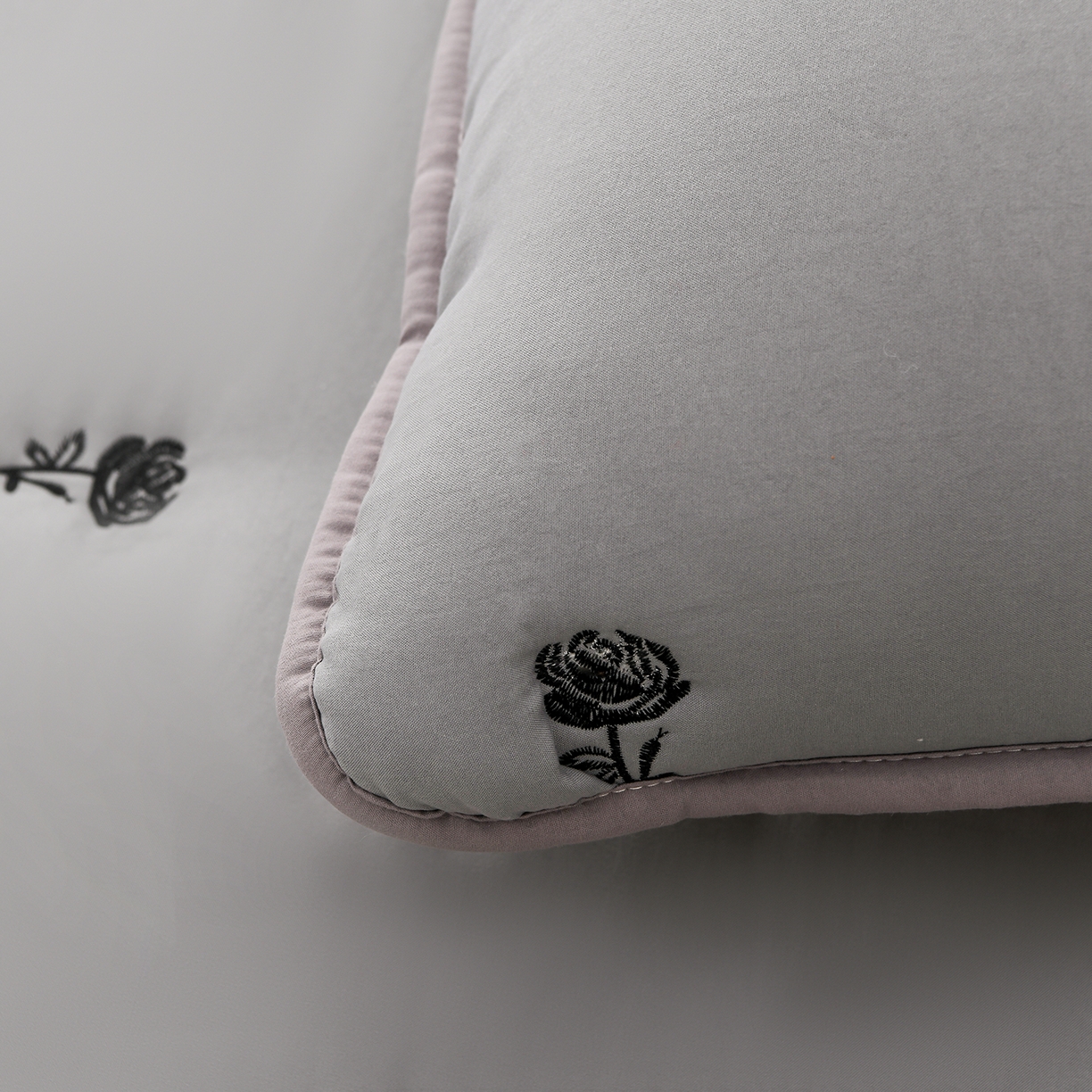 91家纺网 家纺一手货源 找家纺 云木里 2025新款A类水洗棉花边刺绣夹棉床笠 花边款玫瑰-深灰