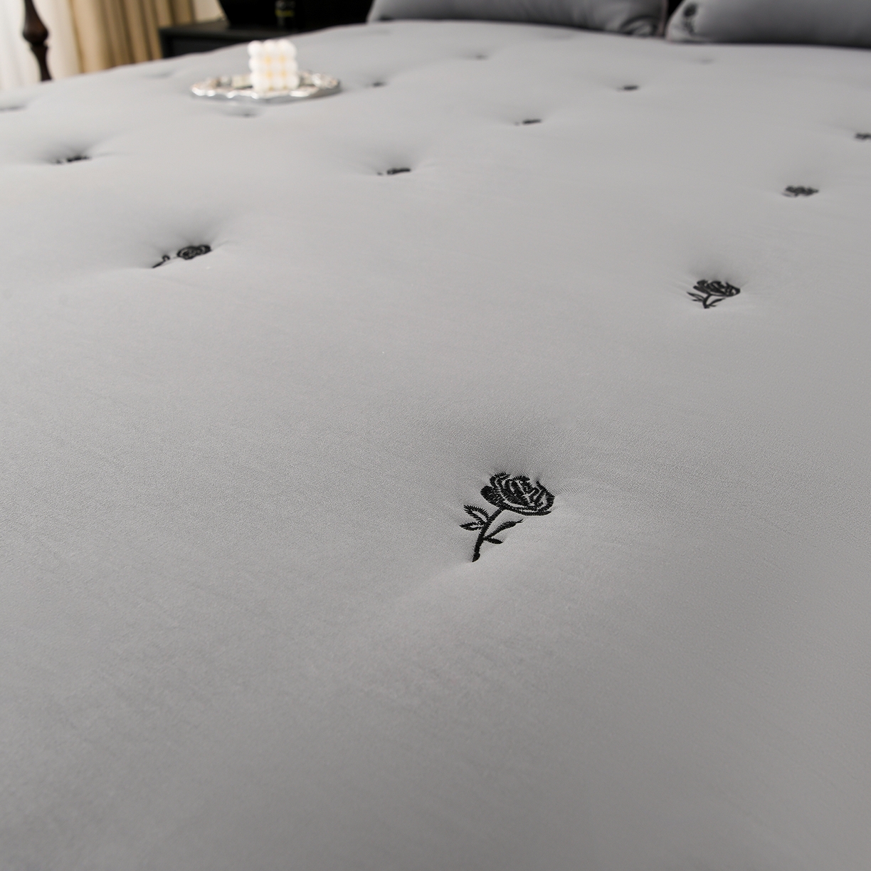 91家纺网 家纺一手货源 找家纺 云木里 2025新款A类水洗棉花边刺绣夹棉床笠 花边款玫瑰-深灰