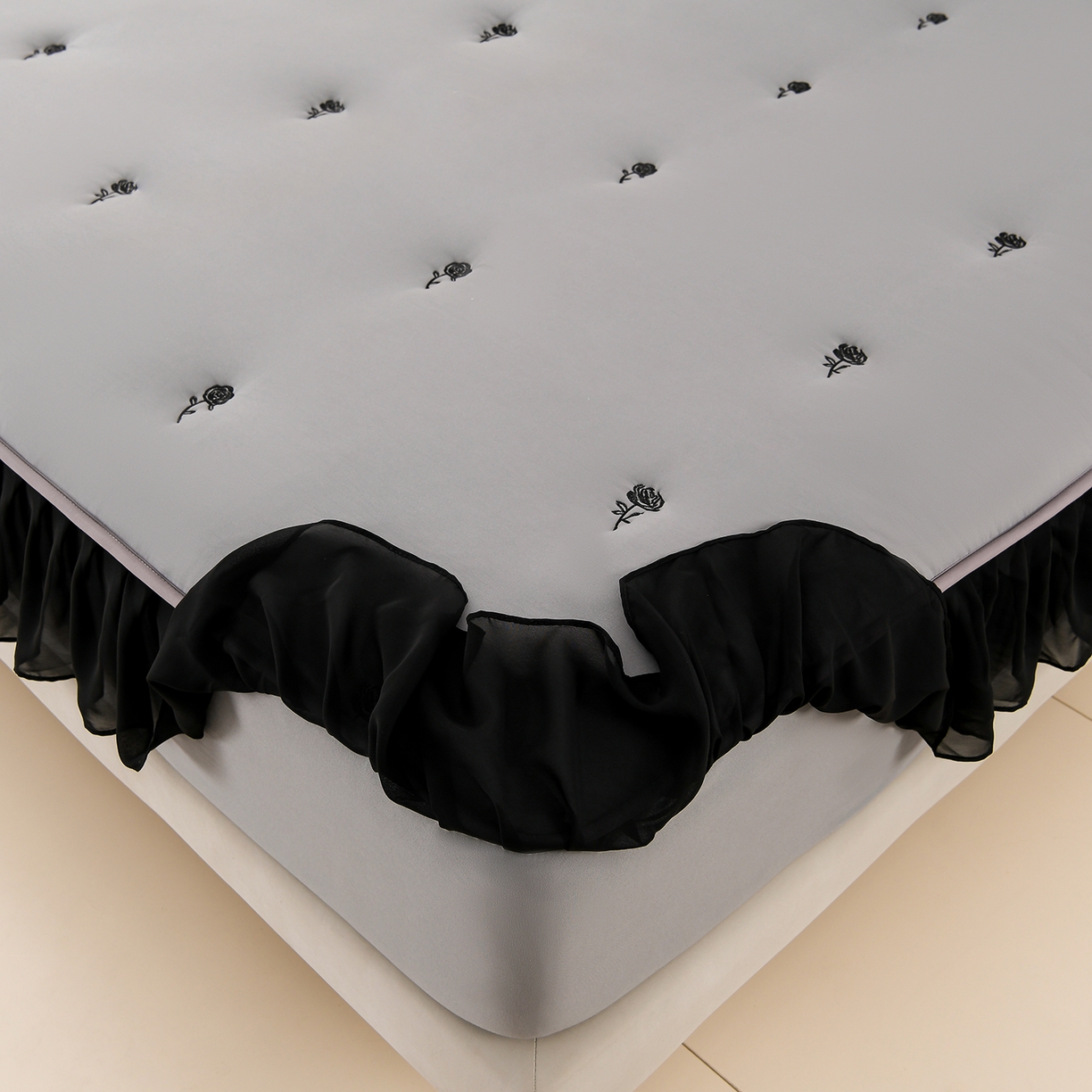 91家纺网 家纺一手货源 找家纺 云木里 2025新款A类水洗棉花边刺绣夹棉床笠 花边款玫瑰-深灰