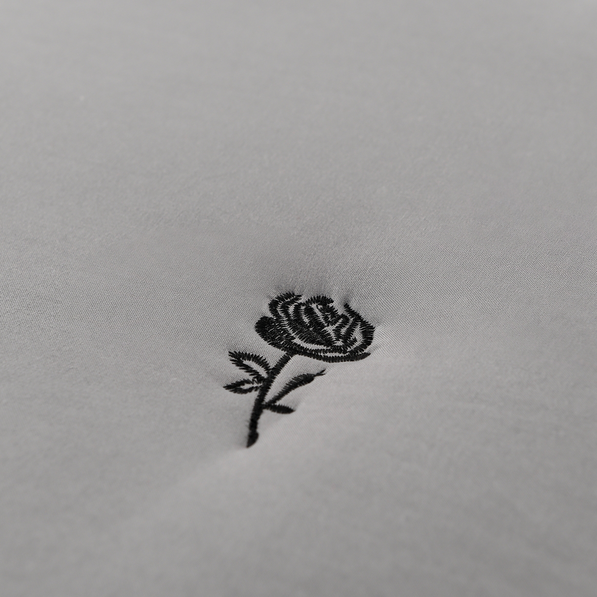 91家纺网 家纺一手货源 找家纺 云木里 2025新款A类水洗棉花边刺绣夹棉床笠 花边款玫瑰-深灰