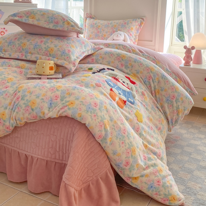 91家纺网 家纺一手货源 找家纺 梦可莱家居 2025新款牛奶绒毛巾绣加厚床盖四件套 爆莓兔