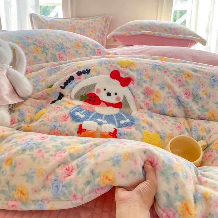 91家纺网 家纺一手货源 找家纺 梦可莱家居 2025新款牛奶绒毛巾绣加厚床盖四件套 爆莓兔