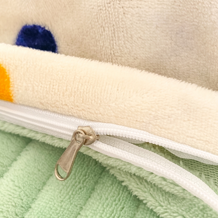 91家纺网 家纺一手货源 找家纺 梦可莱家居 2025新款牛奶绒毛巾绣加厚床盖四件套 背带熊猫