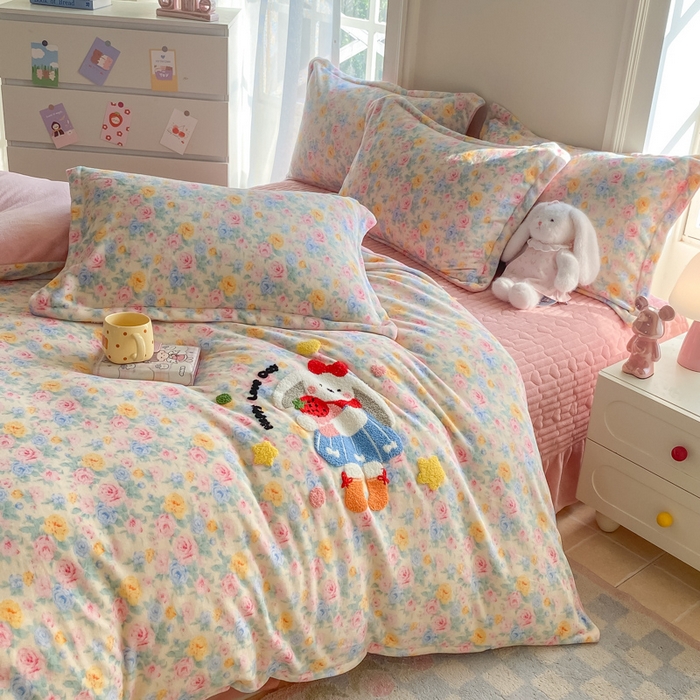 91家纺网 家纺一手货源 找家纺 梦可莱家居 2025新款牛奶绒毛巾绣加厚床盖四件套 爆莓兔