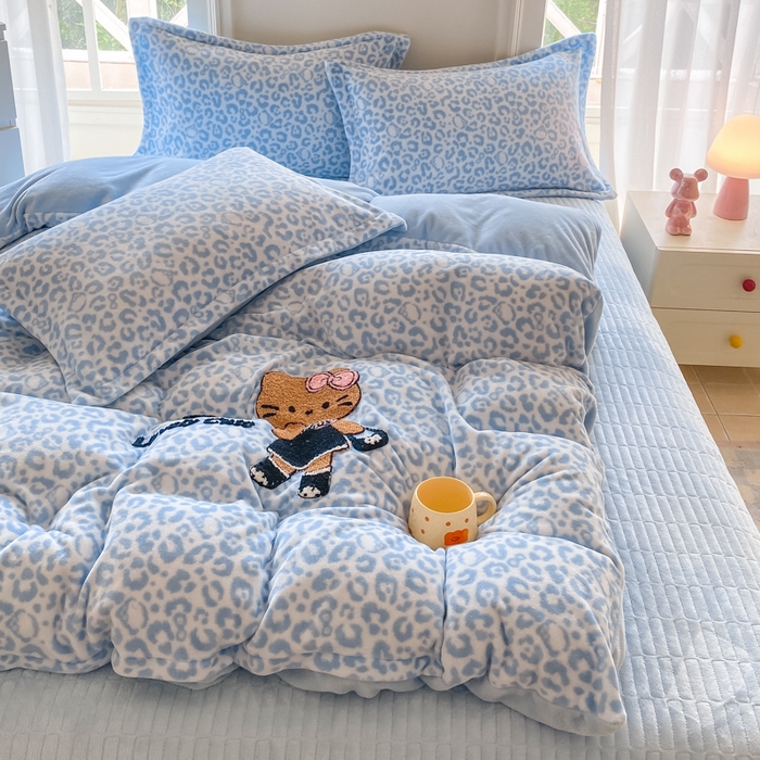 91家纺网 家纺一手货源 找家纺 （总）梦可莱家居 2025新款牛奶绒毛巾绣加厚床盖四件套